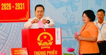 Chủ tịch Quốc hội Trần Thanh Mẫn, Bí thư Thành ủy TPHCM Trần Lưu Quang bỏ phiếu bầu cử tại xã Hóc Môn
