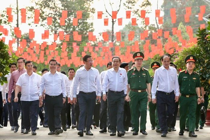 Chủ tịch Quốc hội Trần Thanh Mẫn dâng hương tại Đền tưởng niệm Liệt sĩ Bến Dược, TPHCM Chủ tịch Quốc hội Trần Thanh Mẫn dâng hương tại Đền tưởng niệm Liệt sĩ Bến Dược, TPHCM