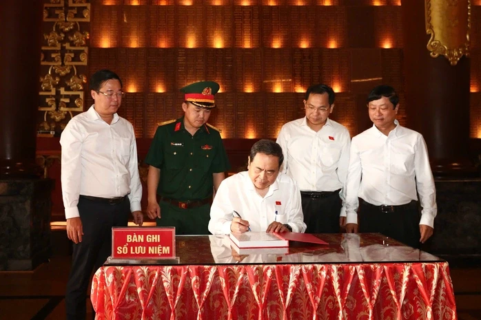 Chủ tịch Quốc hội Trần Thanh Mẫn dâng hương tại Đền tưởng niệm Liệt sĩ Bến Dược, TPHCM Chủ tịch Quốc hội Trần Thanh Mẫn dâng hương tại Đền tưởng niệm Liệt sĩ Bến Dược, TPHCM