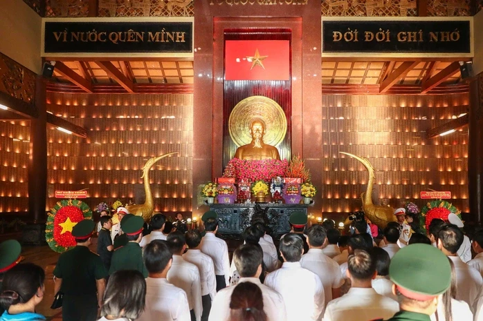 Chủ tịch Quốc hội Trần Thanh Mẫn dâng hương tại Đền tưởng niệm Liệt sĩ Bến Dược, TPHCM Chủ tịch Quốc hội Trần Thanh Mẫn dâng hương tại Đền tưởng niệm Liệt sĩ Bến Dược, TPHCM