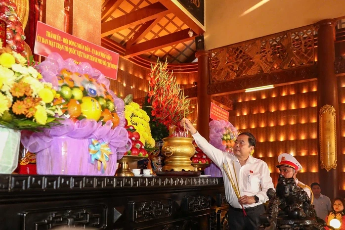 Chủ tịch Quốc hội Trần Thanh Mẫn dâng hương tại Đền tưởng niệm Liệt sĩ Bến Dược, TPHCM Chủ tịch Quốc hội Trần Thanh Mẫn dâng hương tại Đền tưởng niệm Liệt sĩ Bến Dược, TPHCM