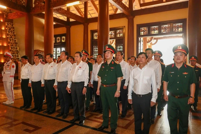 Chủ tịch Quốc hội Trần Thanh Mẫn dâng hương tại Đền tưởng niệm Liệt sĩ Bến Dược, TPHCM Chủ tịch Quốc hội Trần Thanh Mẫn dâng hương tại Đền tưởng niệm Liệt sĩ Bến Dược, TPHCM