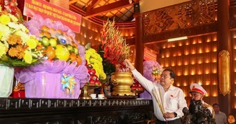 Chủ tịch Quốc hội Trần Thanh Mẫn dâng hương tại Đền tưởng niệm Liệt sĩ Bến Dược, TPHCM