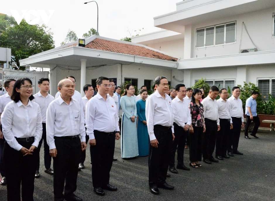 Chủ tịch Quốc hội Trần Thanh Mẫn dâng hương tại Di tích lịch sử Dinh quận Hóc Môn