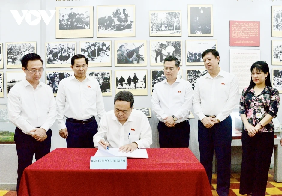 Chủ tịch Quốc hội Trần Thanh Mẫn dâng hương tại Di tích lịch sử Dinh quận Hóc Môn