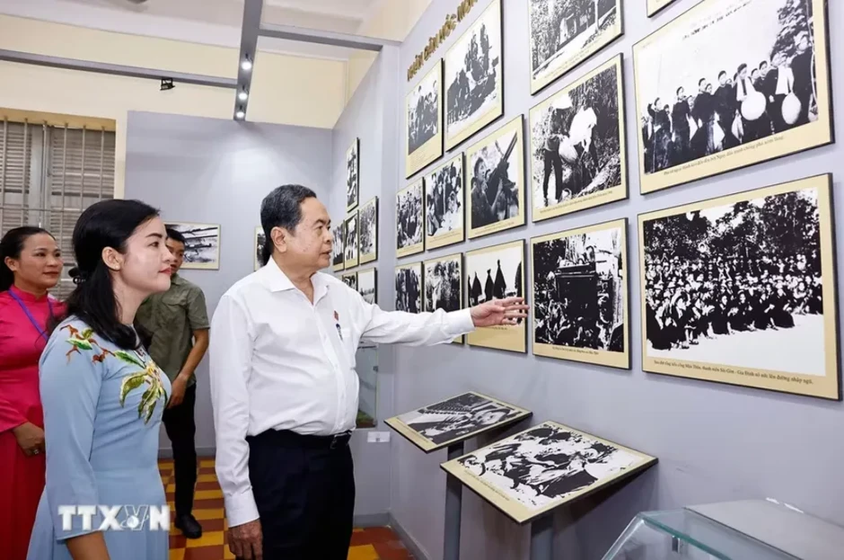 Chủ tịch Quốc hội Trần Thanh Mẫn dâng hương tại Di tích lịch sử văn hóa quốc gia Dinh quận Hóc Môn Chủ tịch Quốc hội Trần Thanh Mẫn dâng hương tại Di tích lịch sử văn hóa quốc gia Dinh quận Hóc Môn