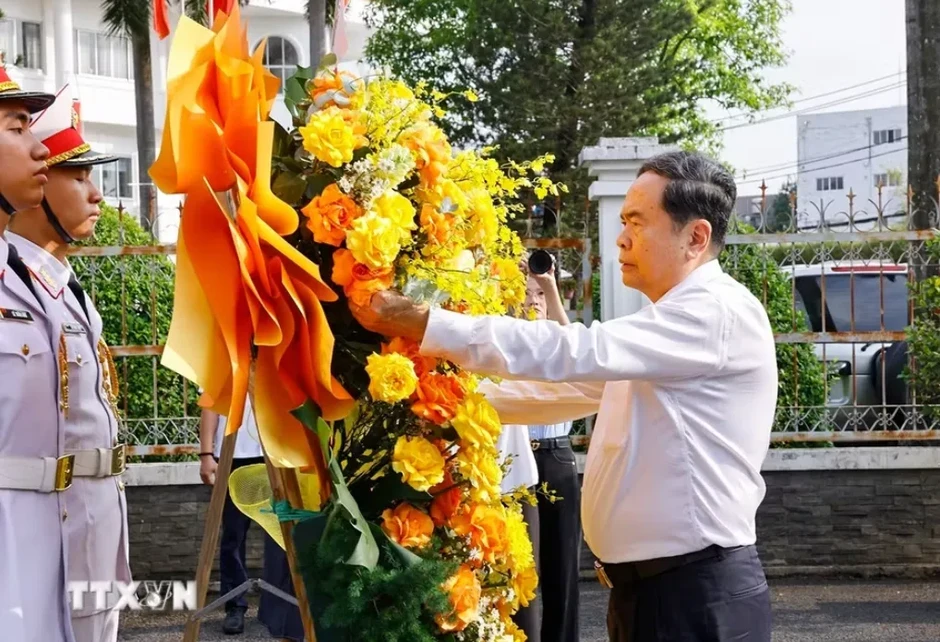 Chủ tịch Quốc hội Trần Thanh Mẫn dâng hương tại Di tích lịch sử văn hóa quốc gia Dinh quận Hóc Môn Chủ tịch Quốc hội Trần Thanh Mẫn dâng hương tại Di tích lịch sử văn hóa quốc gia Dinh quận Hóc Môn