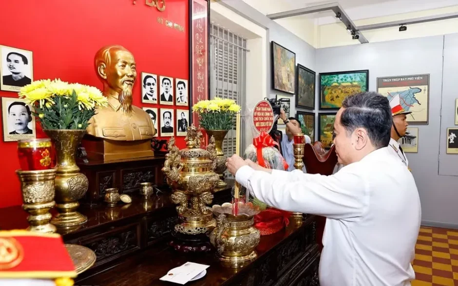 Chủ tịch Quốc hội Trần Thanh Mẫn dâng hương tại Di tích lịch sử văn hóa quốc gia Dinh quận Hóc Môn Chủ tịch Quốc hội Trần Thanh Mẫn dâng hương tại Di tích lịch sử văn hóa quốc gia Dinh quận Hóc Môn