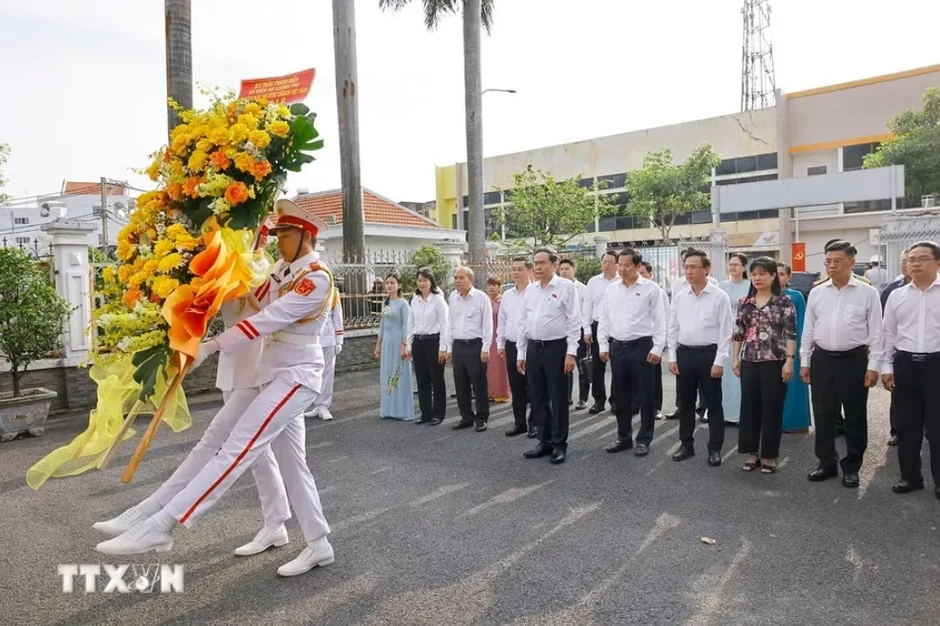 Chủ tịch Quốc hội Trần Thanh Mẫn dâng hương tại Di tích lịch sử văn hóa quốc gia Dinh quận Hóc Môn Chủ tịch Quốc hội Trần Thanh Mẫn dâng hương tại Di tích lịch sử văn hóa quốc gia Dinh quận Hóc Môn
