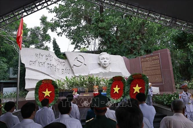 Chủ tịch Quốc hội Trần Thanh Mẫn dâng hương tri ân các Anh hùng liệt sĩ tại TP Hồ Chí Minh Chủ tịch Quốc hội Trần Thanh Mẫn dâng hương tri ân các Anh hùng liệt sĩ tại TP Hồ Chí Minh