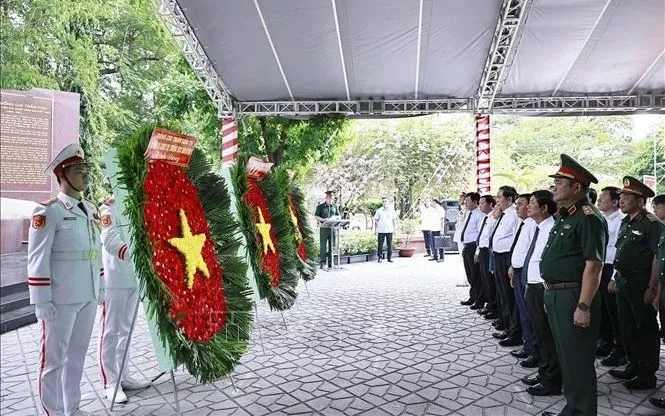 Chủ tịch Quốc hội Trần Thanh Mẫn dâng hương tri ân các Anh hùng liệt sĩ tại TP Hồ Chí Minh Chủ tịch Quốc hội Trần Thanh Mẫn dâng hương tri ân các Anh hùng liệt sĩ tại TP Hồ Chí Minh