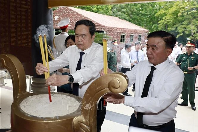 Chủ tịch Quốc hội Trần Thanh Mẫn dâng hương tri ân các Anh hùng liệt sĩ tại TP Hồ Chí Minh Chủ tịch Quốc hội Trần Thanh Mẫn dâng hương tri ân các Anh hùng liệt sĩ tại TP Hồ Chí Minh