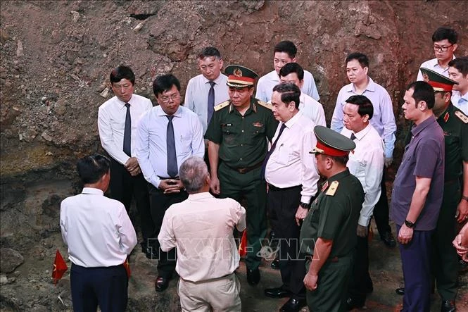 Chủ tịch Quốc hội Trần Thanh Mẫn dâng hương tri ân các Anh hùng liệt sĩ tại TP Hồ Chí Minh Chủ tịch Quốc hội Trần Thanh Mẫn dâng hương tri ân các Anh hùng liệt sĩ tại TP Hồ Chí Minh