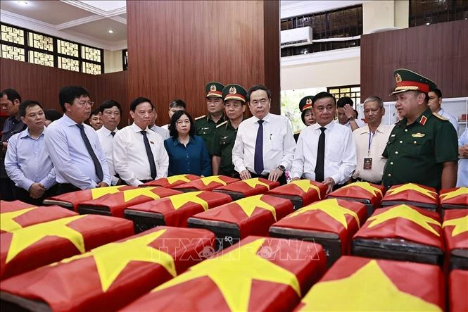 Chủ tịch Quốc hội Trần Thanh Mẫn dâng hương tri ân các Anh hùng liệt sĩ tại TP Hồ Chí Minh Chủ tịch Quốc hội Trần Thanh Mẫn dâng hương tri ân các Anh hùng liệt sĩ tại TP Hồ Chí Minh