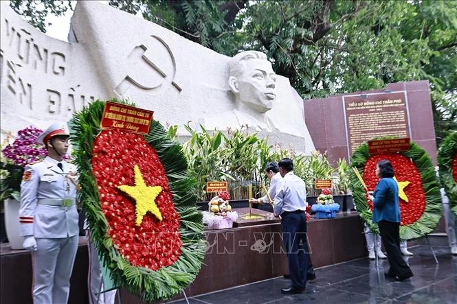 Chủ tịch Quốc hội Trần Thanh Mẫn dâng hương tri ân các Anh hùng liệt sĩ tại TP Hồ Chí Minh Chủ tịch Quốc hội Trần Thanh Mẫn dâng hương tri ân các Anh hùng liệt sĩ tại TP Hồ Chí Minh