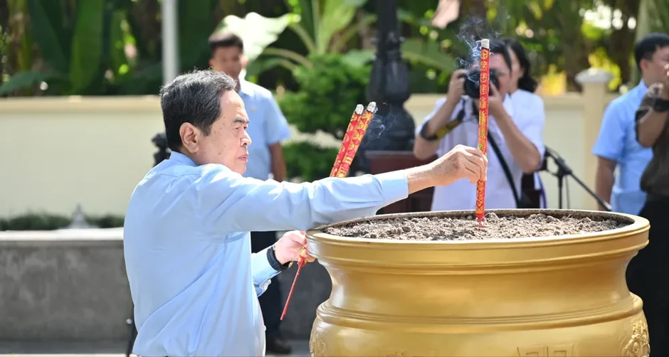 Chủ tịch Quốc hội Trần Thanh Mẫn dâng hương tưởng nhớ Anh hùng liệt sĩ Võ Thị Sáu Chủ tịch Quốc hội Trần Thanh Mẫn dâng hương tưởng nhớ Anh hùng liệt sĩ Võ Thị Sáu