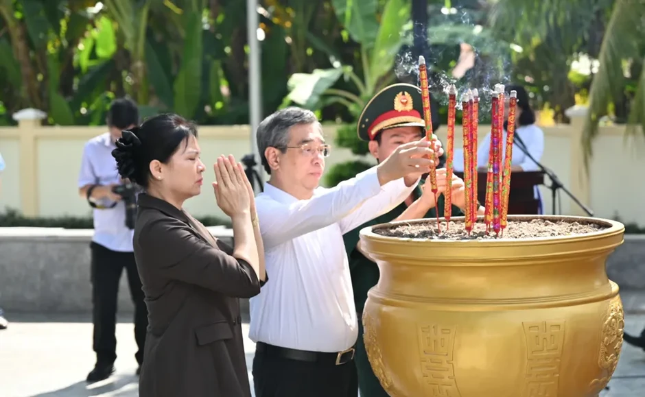 Chủ tịch Quốc hội Trần Thanh Mẫn dâng hương tưởng nhớ Anh hùng liệt sĩ Võ Thị Sáu Chủ tịch Quốc hội Trần Thanh Mẫn dâng hương tưởng nhớ Anh hùng liệt sĩ Võ Thị Sáu
