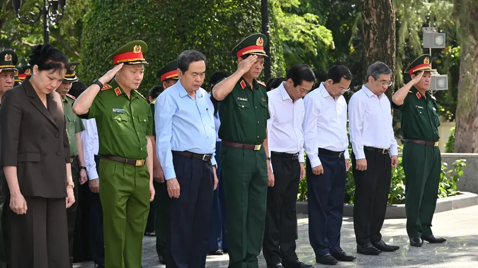 Chủ tịch Quốc hội Trần Thanh Mẫn dâng hương tưởng nhớ Anh hùng liệt sĩ Võ Thị Sáu Chủ tịch Quốc hội Trần Thanh Mẫn dâng hương tưởng nhớ Anh hùng liệt sĩ Võ Thị Sáu