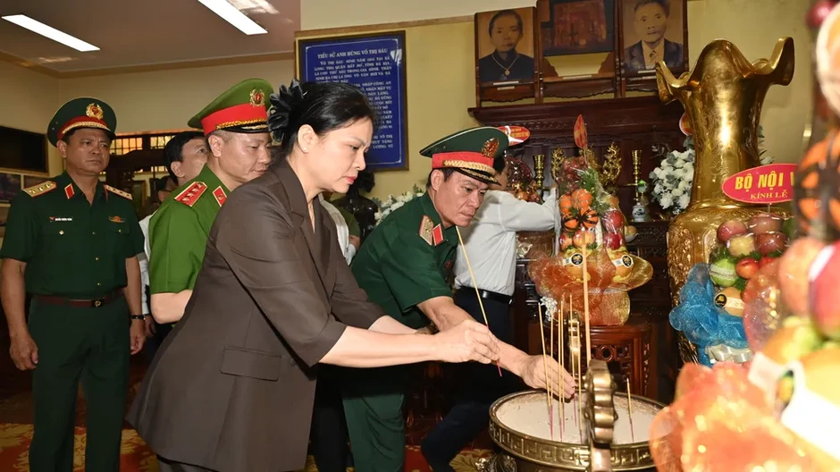 Chủ tịch Quốc hội Trần Thanh Mẫn dâng hương tưởng nhớ Anh hùng liệt sĩ Võ Thị Sáu Chủ tịch Quốc hội Trần Thanh Mẫn dâng hương tưởng nhớ Anh hùng liệt sĩ Võ Thị Sáu