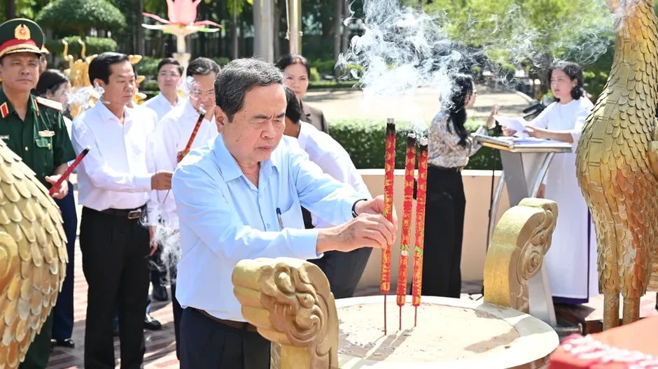 Chủ tịch Quốc hội Trần Thanh Mẫn dâng hương tưởng nhớ Anh hùng liệt sĩ Võ Thị Sáu Chủ tịch Quốc hội Trần Thanh Mẫn dâng hương tưởng nhớ Anh hùng liệt sĩ Võ Thị Sáu