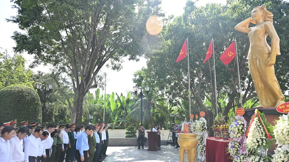Chủ tịch Quốc hội Trần Thanh Mẫn dâng hương tưởng nhớ Anh hùng liệt sĩ Võ Thị Sáu Chủ tịch Quốc hội Trần Thanh Mẫn dâng hương tưởng nhớ Anh hùng liệt sĩ Võ Thị Sáu