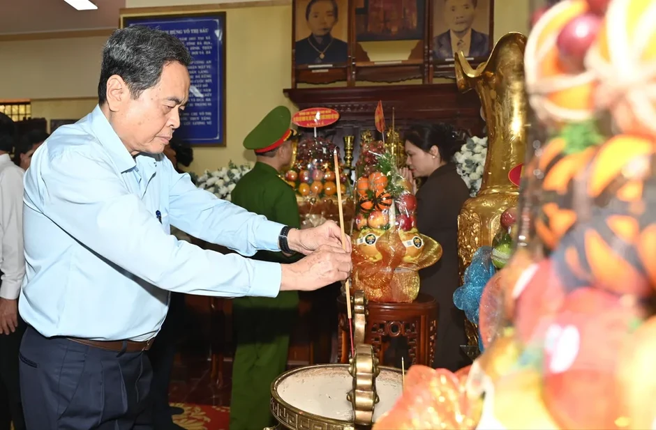 Chủ tịch Quốc hội Trần Thanh Mẫn dâng hương tưởng nhớ Anh hùng liệt sĩ Võ Thị Sáu Chủ tịch Quốc hội Trần Thanh Mẫn dâng hương tưởng nhớ Anh hùng liệt sĩ Võ Thị Sáu