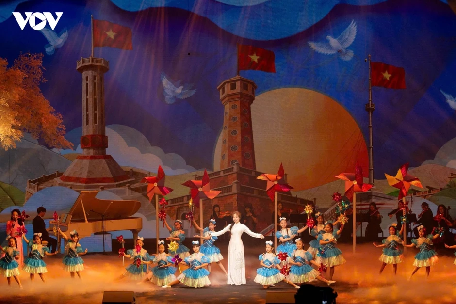 Chủ tịch Quốc hội Trần Thanh Mẫn dự Chương trình “Kết nối yêu thương” Chủ tịch Quốc hội Trần Thanh Mẫn dự Chương trình “Kết nối yêu thương”