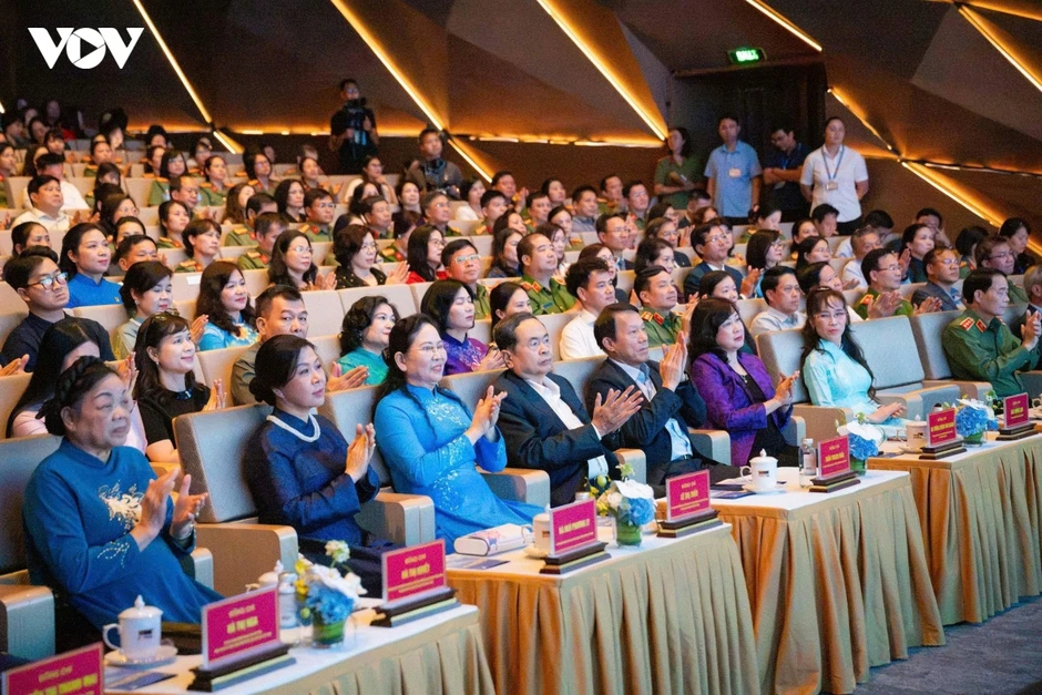 Chủ tịch Quốc hội Trần Thanh Mẫn dự Chương trình “Kết nối yêu thương” Chủ tịch Quốc hội Trần Thanh Mẫn dự Chương trình “Kết nối yêu thương”