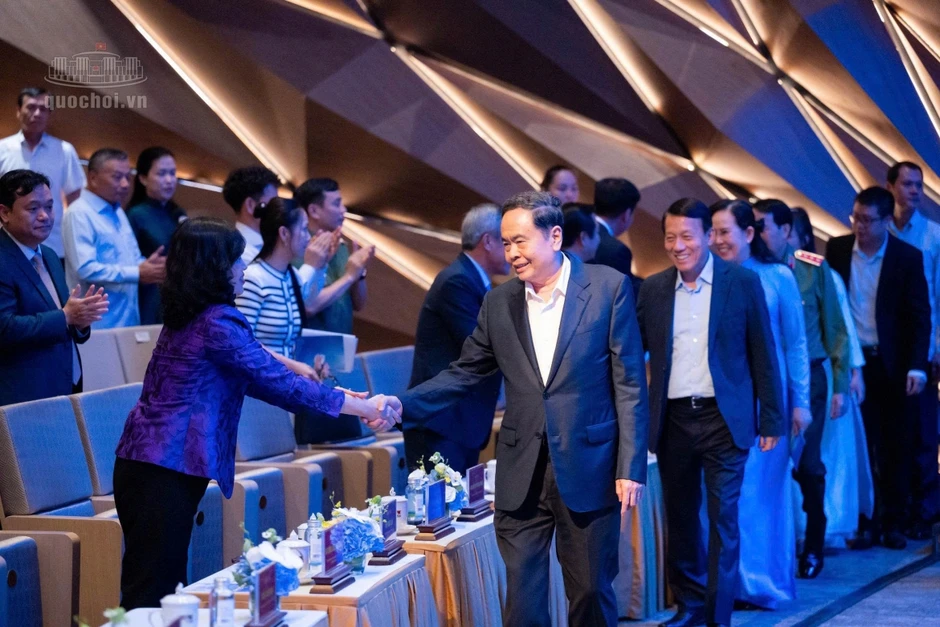 Chủ tịch Quốc hội Trần Thanh Mẫn dự Chương trình “Kết nối yêu thương” Chủ tịch Quốc hội Trần Thanh Mẫn dự Chương trình “Kết nối yêu thương”