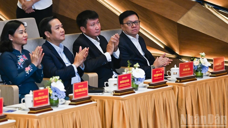 Chủ tịch Quốc hội Trần Thanh Mẫn dự chương trình nghệ thuật đặc biệt "Kết nối yêu thương" Chủ tịch Quốc hội Trần Thanh Mẫn dự chương trình nghệ thuật đặc biệt "Kết nối yêu thương"