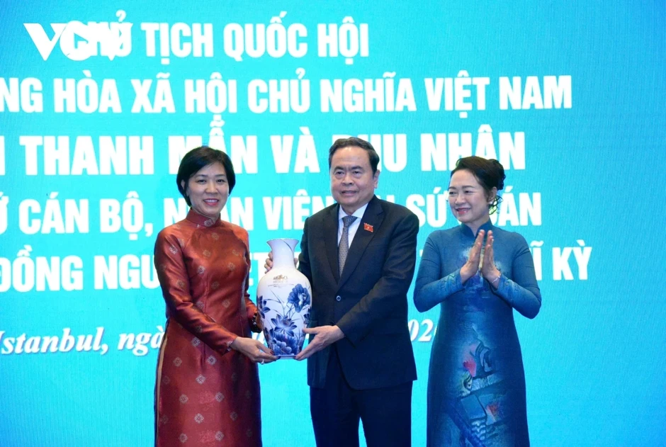 Chủ tịch Quốc hội Trần Thanh Mẫn gặp cộng đồng người Việt Nam tại Thổ Nhĩ Kỳ Chủ tịch Quốc hội Trần Thanh Mẫn gặp cộng đồng người Việt Nam tại Thổ Nhĩ Kỳ