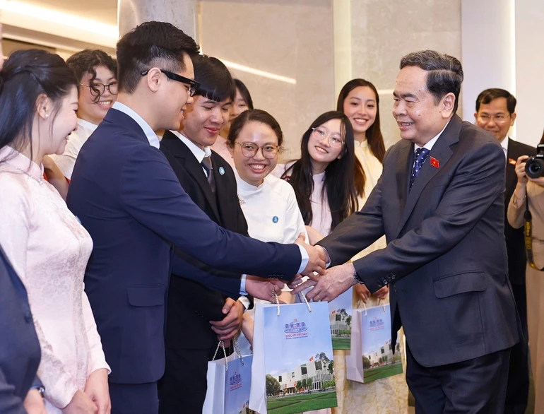 Chủ tịch Quốc hội Trần Thanh Mẫn gặp Hội sinh viên và các lưu học sinh tiêu biểu của Việt Nam tại Italia Chủ tịch Quốc hội Trần Thanh Mẫn gặp Hội sinh viên và các lưu học sinh tiêu biểu của Việt Nam tại Italia