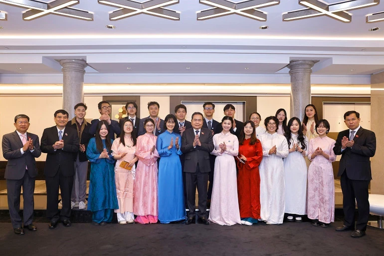 Chủ tịch Quốc hội Trần Thanh Mẫn gặp Hội sinh viên và các lưu học sinh tiêu biểu của Việt Nam tại Italia Chủ tịch Quốc hội Trần Thanh Mẫn gặp Hội sinh viên và các lưu học sinh tiêu biểu của Việt Nam tại Italia