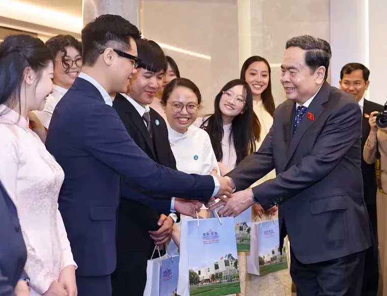 Chủ tịch Quốc hội Trần Thanh Mẫn gặp Hội sinh viên và các lưu học sinh tiêu biểu của Việt Nam tại Italy Chủ tịch Quốc hội Trần Thanh Mẫn gặp Hội sinh viên và các lưu học sinh tiêu biểu của Việt Nam tại Italy