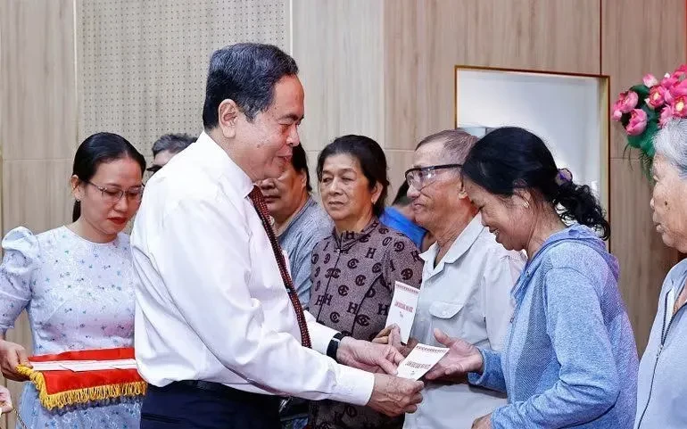 Chủ tịch Quốc hội Trần Thanh Mẫn thăm, tặng quà công nhân, người lao động khó khăn tại tỉnh An Giang Chủ tịch Quốc hội Trần Thanh Mẫn thăm, tặng quà công nhân, người lao động khó khăn tại tỉnh An Giang
