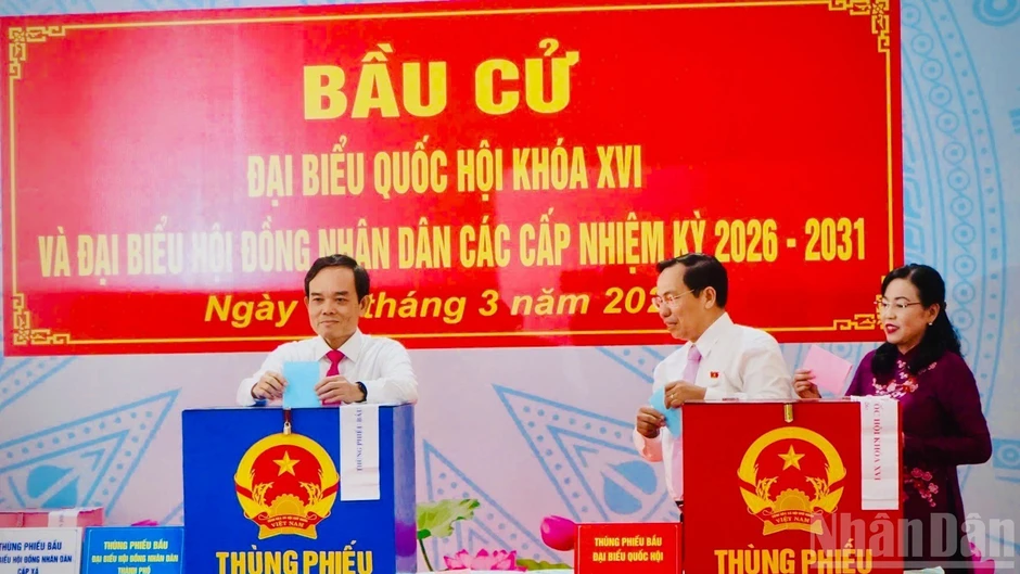 Chủ tịch Quốc hội Trần Thanh Mẫn thực hiện bầu cử tại xã Hóc Môn, Thành phố Hồ Chí Minh Chủ tịch Quốc hội Trần Thanh Mẫn thực hiện bầu cử tại xã Hóc Môn, Thành phố Hồ Chí Minh