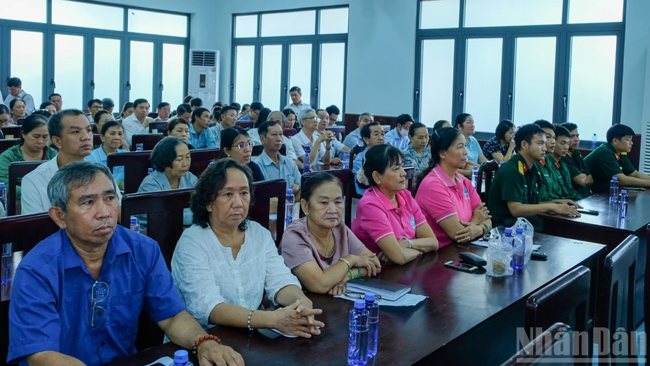 Chủ tịch Quốc hội Trần Thanh Mẫn tiếp xúc cử tri tại Thành phố Hồ Chí Minh Chủ tịch Quốc hội Trần Thanh Mẫn tiếp xúc cử tri tại Thành phố Hồ Chí Minh