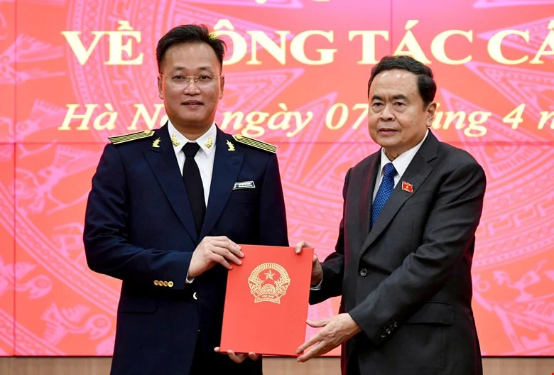 Chủ tịch Quốc hội Trần Thanh Mẫn trao các nghị quyết về công tác cán bộ Chủ tịch Quốc hội Trần Thanh Mẫn trao các nghị quyết về công tác cán bộ