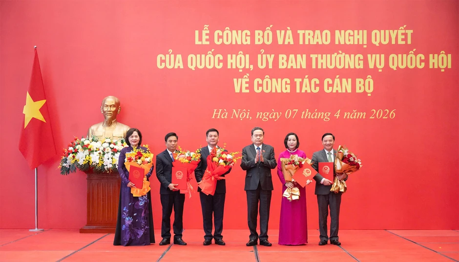 Chủ tịch Quốc hội Trần Thanh Mẫn trao các nghị quyết về công tác cán bộ Chủ tịch Quốc hội Trần Thanh Mẫn trao các nghị quyết về công tác cán bộ