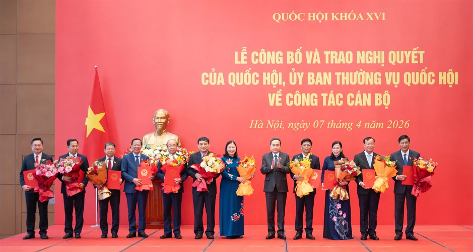 Chủ tịch Quốc hội Trần Thanh Mẫn trao các nghị quyết về công tác cán bộ Chủ tịch Quốc hội Trần Thanh Mẫn trao các nghị quyết về công tác cán bộ