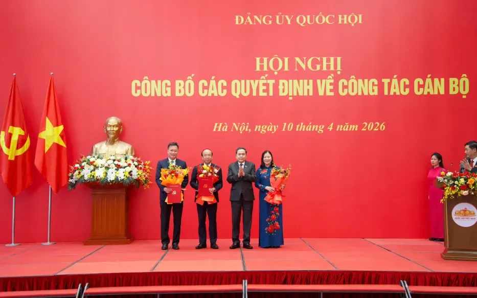 Chủ tịch Quốc hội Trần Thanh Mẫn trao quyết định chỉ định Bí thư Đảng ủy 3 cơ quan của Quốc hội Chủ tịch Quốc hội Trần Thanh Mẫn trao quyết định chỉ định Bí thư Đảng ủy 3 cơ quan của Quốc hội