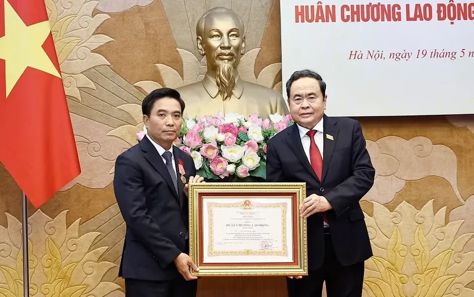 Chủ tịch Quốc hội Trần Thanh Mẫn trao tặng Huân chương Lao động hạng Nhất cho Phó Chủ tịch Quốc hội Nguyễn Doãn Anh Chủ tịch Quốc hội Trần Thanh Mẫn trao tặng Huân chương Lao động hạng Nhất cho Phó Chủ tịch Quốc hội Nguyễn Doãn Anh