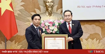 Chủ tịch Quốc hội Trần Thanh Mẫn trao tặng Huân chương Lao động hạng Nhất cho Phó Chủ tịch Quốc hội Nguyễn Doãn Anh