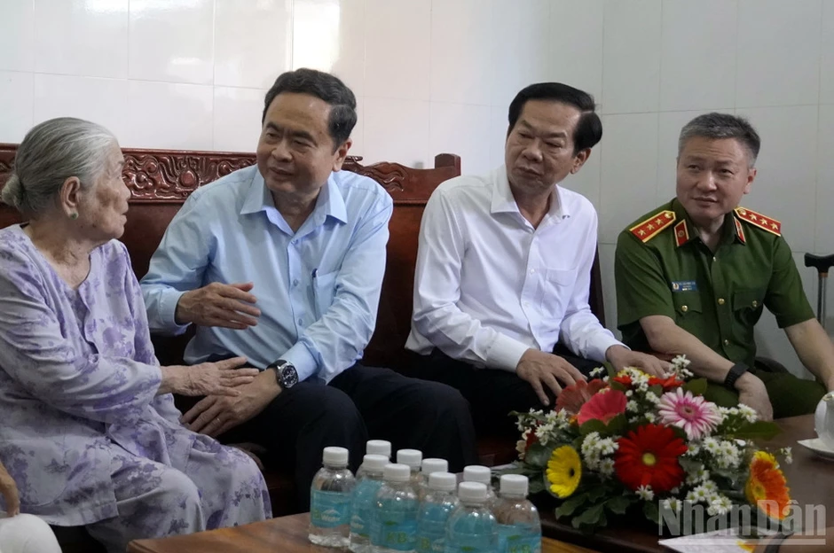 Chủ tịch Quốc hội Trần Thanh Mẫn viếng Anh hùng liệt sĩ Võ Thị Sáu, thăm Bà mẹ Việt Nam Anh hùng