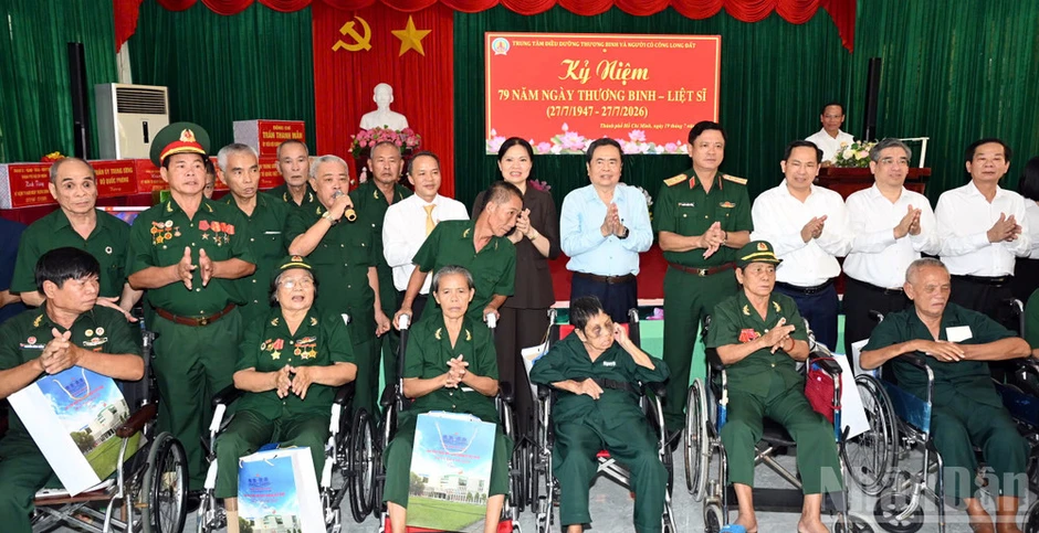 Chủ tịch Quốc hội Trần Thanh Mẫn viếng Anh hùng liệt sĩ Võ Thị Sáu, thăm Bà mẹ Việt Nam Anh hùng