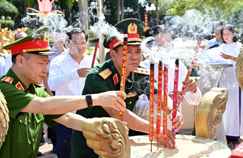 Chủ tịch Quốc hội Trần Thanh Mẫn viếng Anh hùng liệt sĩ Võ Thị Sáu, thăm Bà mẹ Việt Nam Anh hùng