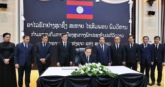 Chủ tịch Quốc hội Trần Thanh Mẫn viếng đồng chí Saysomphone Phomvihane