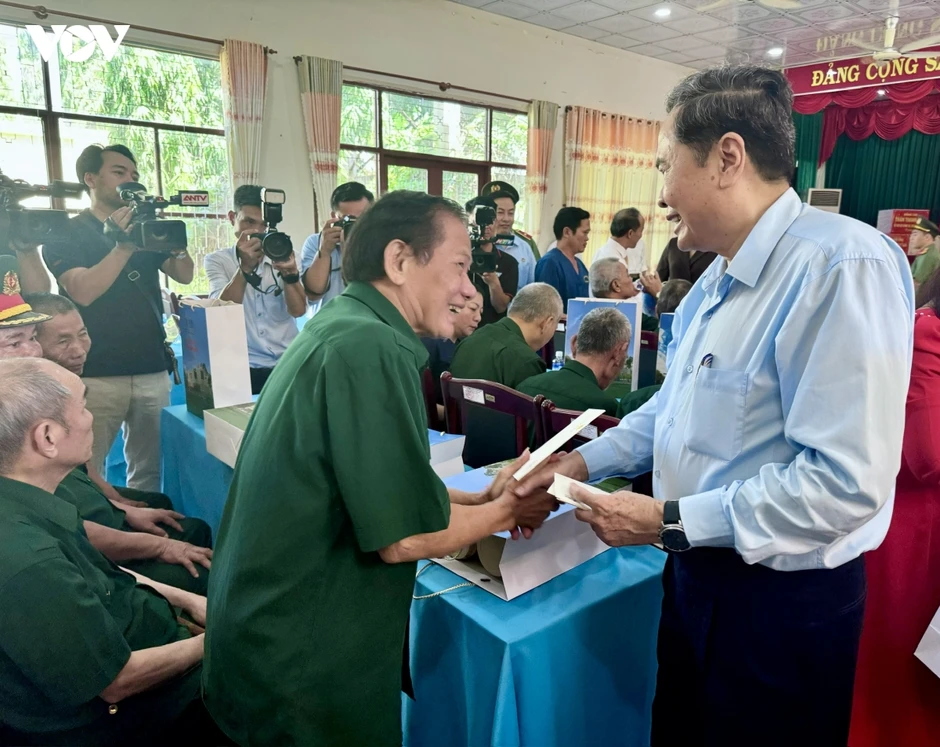 Chủ tịch Quốc hội tri ân người có công, thăm Mẹ Việt Nam Anh hùng Chủ tịch Quốc hội tri ân người có công, thăm Mẹ Việt Nam Anh hùng
