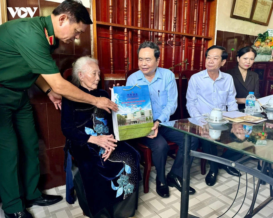 Chủ tịch Quốc hội tri ân người có công, thăm Mẹ Việt Nam Anh hùng Chủ tịch Quốc hội tri ân người có công, thăm Mẹ Việt Nam Anh hùng