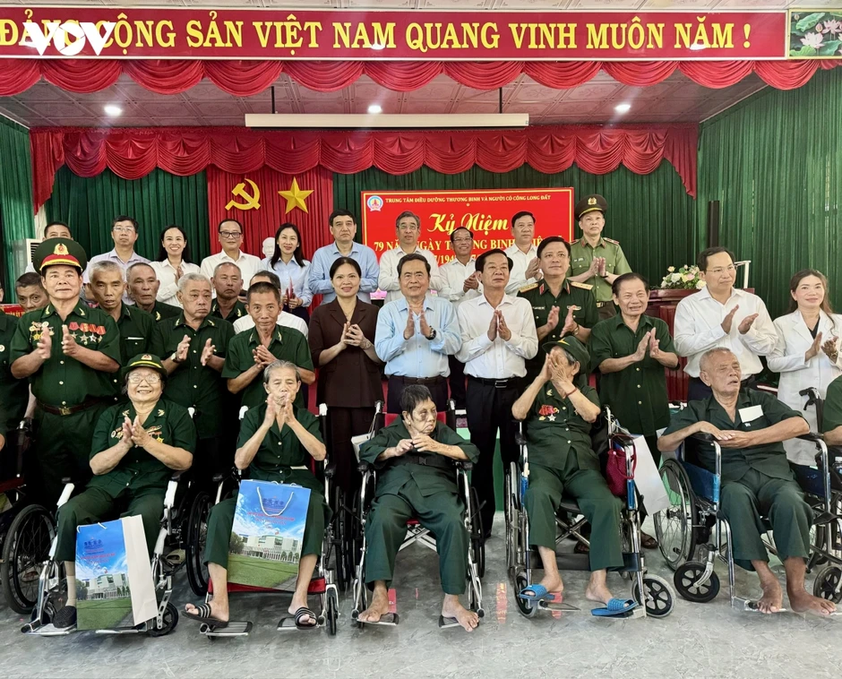 Chủ tịch Quốc hội tri ân người có công, thăm Mẹ Việt Nam Anh hùng Chủ tịch Quốc hội tri ân người có công, thăm Mẹ Việt Nam Anh hùng